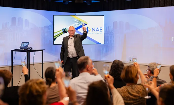 Lukas Roffel proost op de lancering van de NAE Partner Council