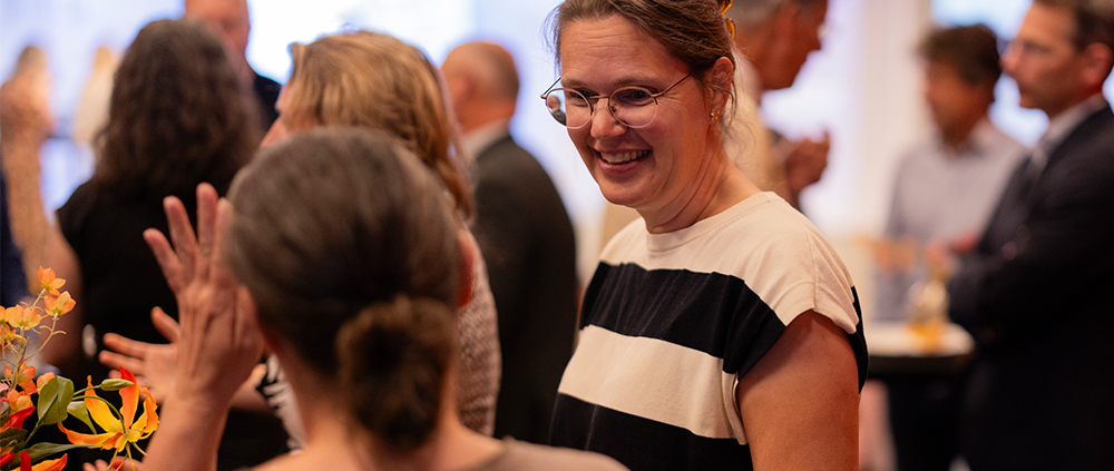 NAE richt zich op systeemverbeteringen voor technologische innovatie en onderzoek. Op de foto Roelien Attema en Regina Luttge tjdens het forum op 12 juni over tech voor weerbaarheid van Nederland.